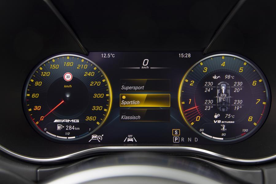 Панель приборов Mercedes-AMG GT S (C190) 2019 года  (WW) (фото 14 из 26)